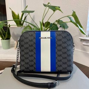 ❌Sold out ❌Michael kors Cindy LG Dome Crossbody